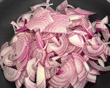 Foto del paso 2 de la receta: Cebolla morada caramelizada sin azúcar a fuego lento