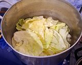 Hình bước làm 2 của món Canh bắp cải cuốn thịt bằm