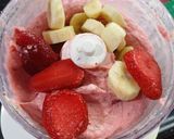 Foto del paso 3 de la receta: Crema helada de banana con frutillas 🍓