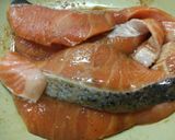 Foto del paso 2 de la receta: Salmón con soja, sésamo y fideos salteados con verduras