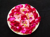રોઝ મિલ્ક પુડિંગ (Rose milk pudding recipe in gujarati)