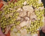 Foto del paso 2 de la receta: Salchichas frescas con champiñones y guisantes