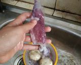 Foto langkah ke 1 dari resep Cumi Hitam Jamur Merang.