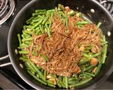 A picture of step 8 of Pork Green Bean Braised Soba Noodles.
