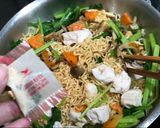 菠菜雞肉鮮菇炒泡麵的食譜步驟3照片