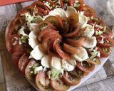 Une image de l'étape 7 de Salade de tomates noires, mozzarella di buffala et oignons nouveaux.