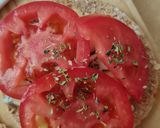 Foto del paso 4 de la receta: Sanguchito vegetariano 🥪 de pan de avena saciante y exprés relleno de queso y tomate 🧀 🍅