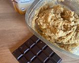 Une image de l'étape 3 de Cookies à la poudre d’amande et à la purée de pommes au chocolat noir.