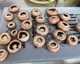 Une image de l'étape 1 de Champignons bruns marinés grillés au citron, persil et curcuma.