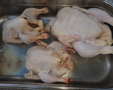 Foto del paso 1 de la receta: Pollos entero asados al carbón