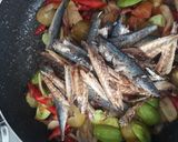 Foto langkah ke 4 dari resep Tumis Ikan Asin.