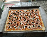 Foto del paso 6 de la receta: Pizza familiar rectangular con pavo y atún