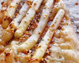 Foto del paso 13 de la receta: Coca de espárragos y emmental con vinagreta de almendras y pimentón