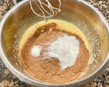 Foto del paso 3 de la receta: Tarta de chocolate muy húmeda con cobertura cremosa