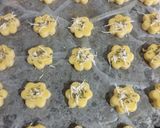 Foto langkah ke 4 dari resep Garlic cheese cookies.