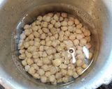 A picture of step 1 of Punjabi Chole.