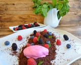 Foto del paso 1 de la receta: Tierra de chocolate con mermelada de frambuesa helado de fresa y frutos rojos