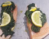 Foto del paso 2 de la receta Salmón cremoso en papillote con espinacas y gorgonzola