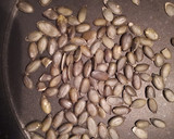 Foto del paso 1 de la receta: Salsa mole de pipián rojo