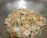 Foto langkah ke 7 dari resep Bekal Sekolah Simpel dan Sehat (hekeng ayam, tumis tauge wortel tahu).