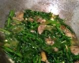 Foto langkah ke 4 dari resep Tumis pakis pedas.