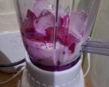 Foto langkah ke 3 dari resep Jus Buah Naga.