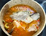 Foto langkah ke 7 dari resep Asem Pedas Kepala Salmon.