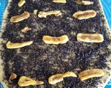 Foto langkah ke 4 dari resep Banana chocolate roll bread.