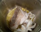 Foto del passaggio 3 della ricetta Spaghetti al nero di seppia con seppia tostata