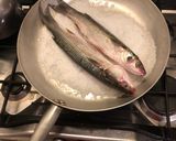 Foto del passaggio 2 della ricetta Cefali sul sale