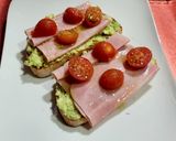 Foto del paso 4 de la receta: Tostas con crema de aguacate y queso, jamón york y cherries