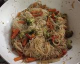 Foto del paso 5 de la receta: Wok de Verduras con Fideos de arroz y salmón