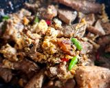รูปขั้นตอนการทำที่ 5 ของ หมูกระเทียมพริกขี้หนูไข่ยู่ยี่