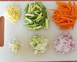 Foto del passaggio 1 della ricetta Noodles di verdure e gamberetti