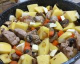 Фото кроку 5 до Картофель тушёный со свининой и грибами.