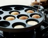 Foto langkah ke 4 dari resep Poffertjes / Kue Cubit Belanda Devina Hermawan.
