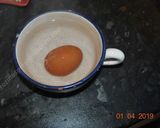 A picture of step 2 of Frozen Fried Egg  نیمرو با تخم مرغ یخ زده.