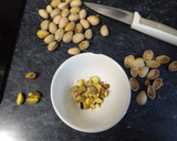 Foto del paso 1 de la receta: Higos asados con miel de acacia y pistachos