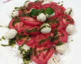 Foto del paso 2 de la receta: Ensalada de tomate y mozzarella con aceite de albahaca fresca