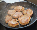 Foto del paso 3 de la receta: Solomillo de cerdo con salsa de ratafía y pimienta negra