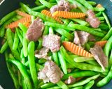 Hình bước làm 3 của món Đậu que cà rốt xào thịt nạc