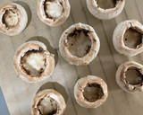 Foto del paso 1 de la receta: Champiñones rellenos de sobrasada y quesos