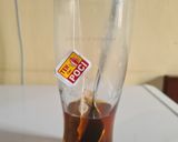 Foto langkah ke 2 dari resep Ice Tea Honey Yakult.
