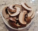 Foto del paso 3 de la receta: Pechuga de pollo con champiñones en salsa de quesitos