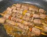 Foto del passaggio 6 della ricetta Spiedini di Carne in Padella Saporiti