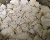 Foto del paso 1 de la receta: Coliflor con pollo salteado 🍅
