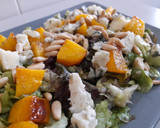 Foto del paso 6 de la receta: Ensalada con melocotón a la plancha y roquefort y v. frambuesa