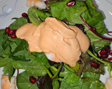 Foto del paso 3 de la receta: Ensalada de brotes con salsa rosa