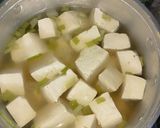 Foto langkah ke 2 dari resep Bening Tahu Daun Bawang.