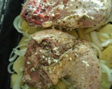 Foto del paso 5 de la receta: Muslos de pollo al horno con patatas y cebolla